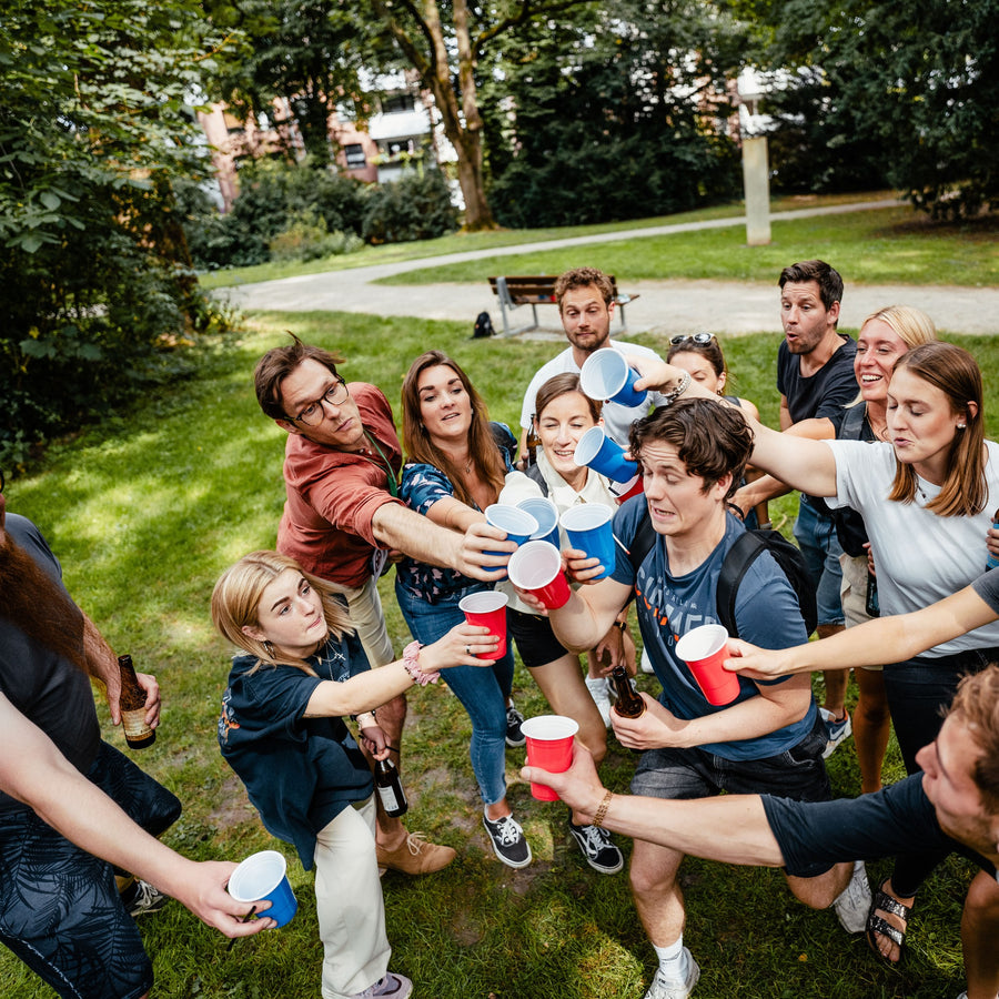 BierTour XL in Luxemburg: Gruppe mit roten Bechern als Produktbild für eine BierTour.